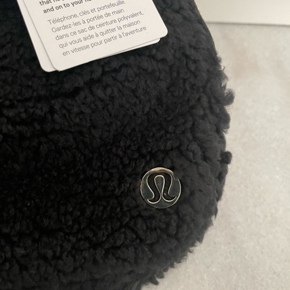 Lululemon Everywhere Fleece Belt Bag Gold Tone Hardware Extended Strap Black NWT - Picture 11 of 15